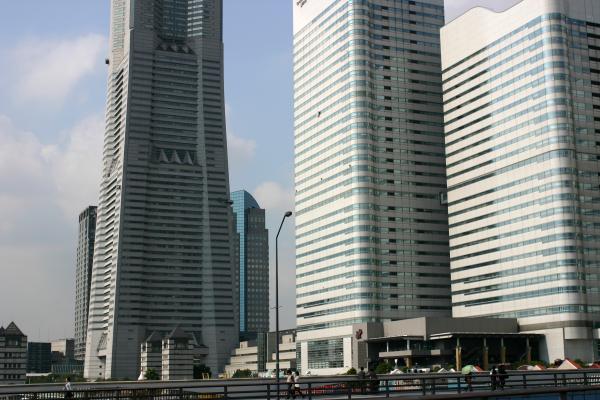 横浜のランドマークタワーと高層ビル街