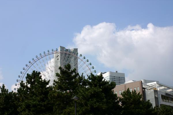 横浜ランドマークタワーと観覧車