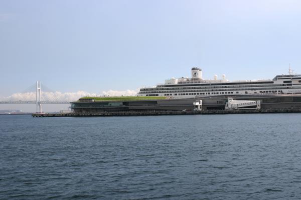 横浜港の大さん橋ふ頭と大きな外国船