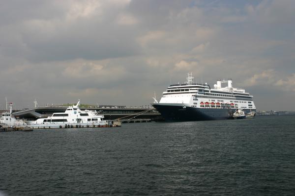 横浜港の大さん橋ふ頭に停泊する外国船