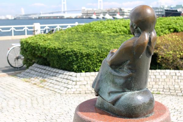 横浜港を見つめる「赤い靴はいてた女の子」像