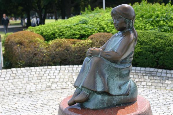 横浜山下公園の「赤い靴はいてた女の子」像