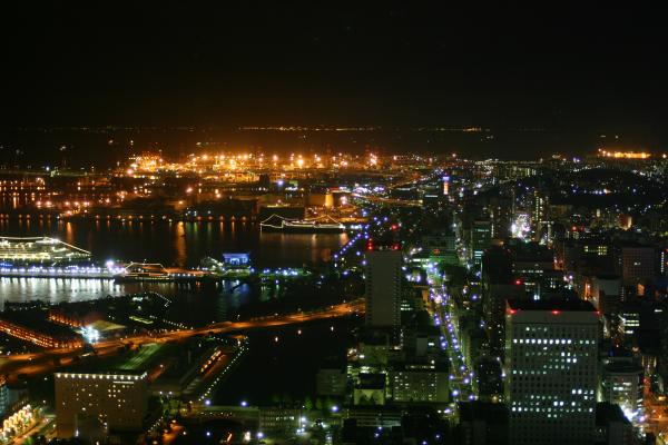 夜の横浜港、大さん橋埠頭と海岸通