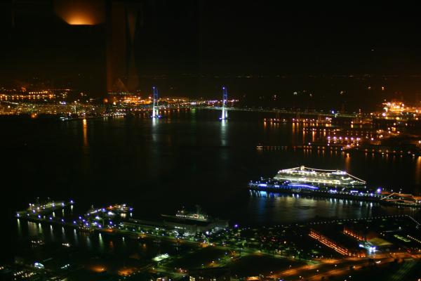 夜の横浜港とベイブリッジ