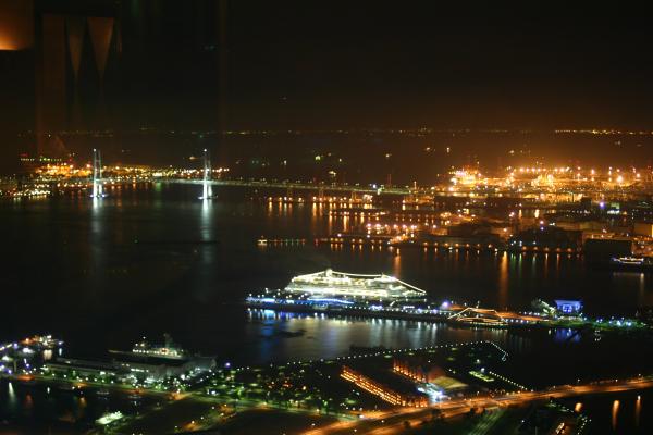 夜景に浮かぶ横浜港のふ頭とベイブリッジ