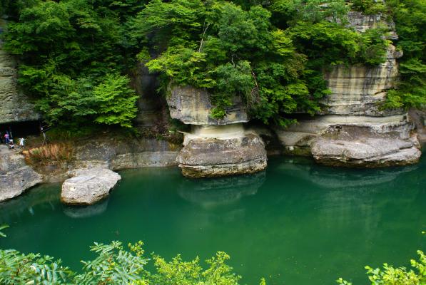 阿賀川と浸食の岩板