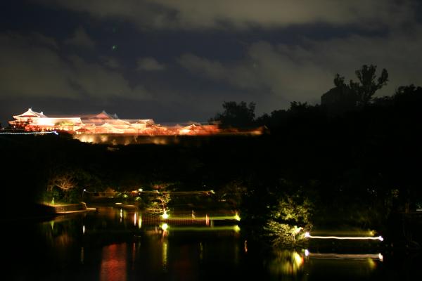 ライトアップされた夜の首里城遠景