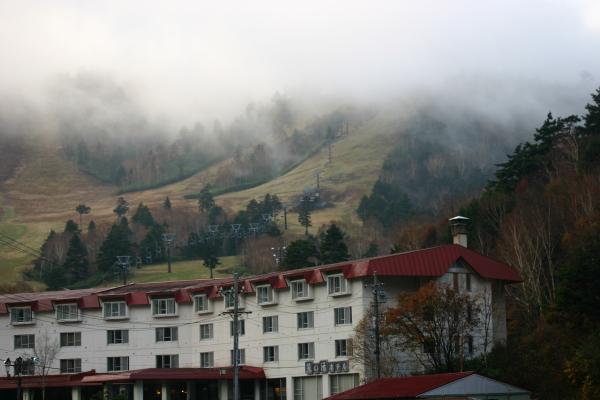 秋の朝霧に包まれる高原のスキー場
