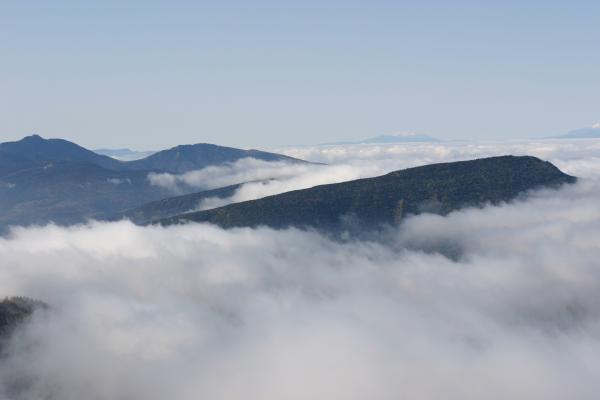 横手山頂から見た雲海に浮かぶ山並み