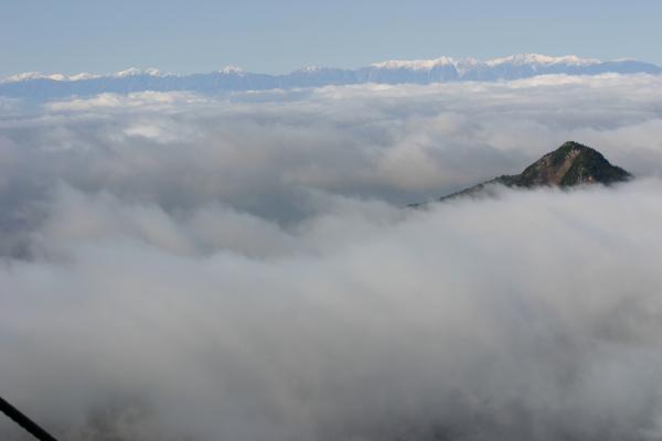 雲海に浮かぶ笠ヶ岳と日本アルプス