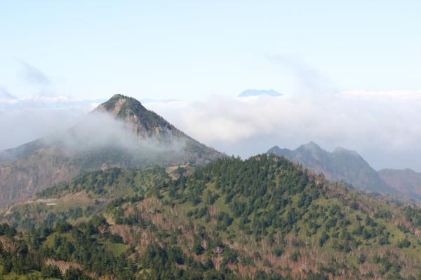 志賀高原の笠ヶ岳と遠方の日本アルプス
