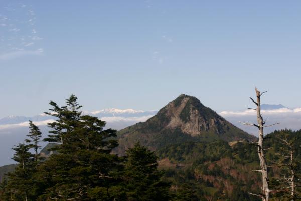 横手山から見た「笠ヶ岳と遠方の日本アルプス」