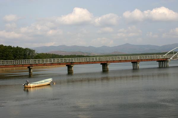 青森の「十三湖」に架かる中島橋