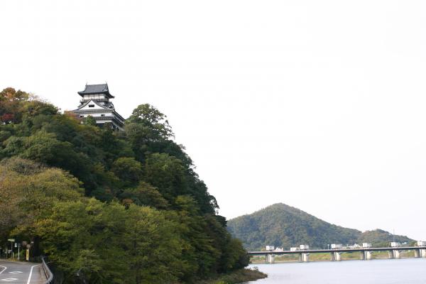 朝の犬山城と木曽川