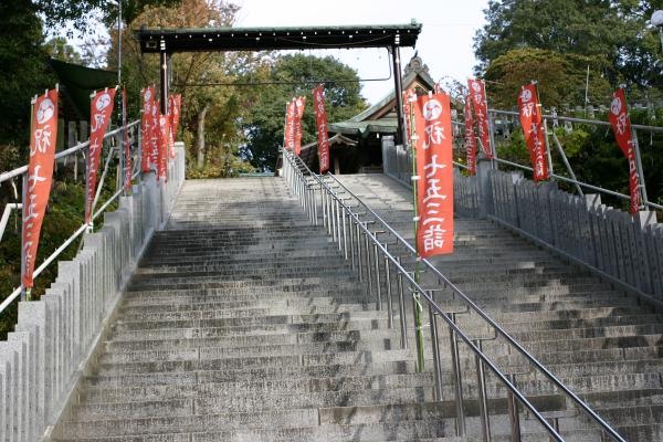 神社本殿への急な石段