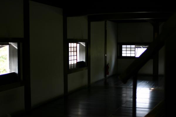 犬山城の黒光りする板間