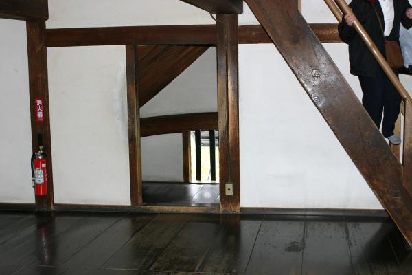 犬山城の天守閣、板張りの部屋と階段