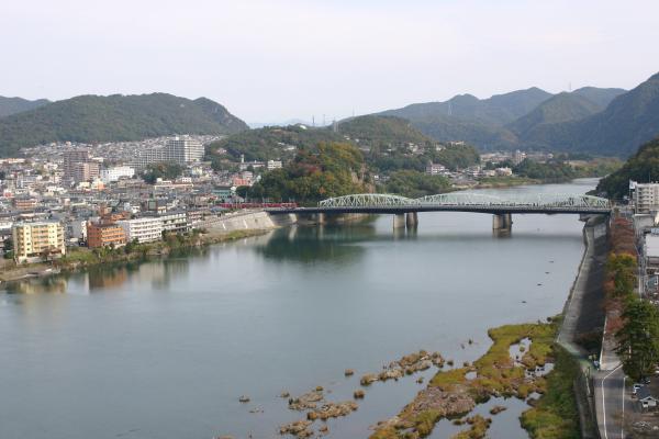 木曽川に架かる犬山橋