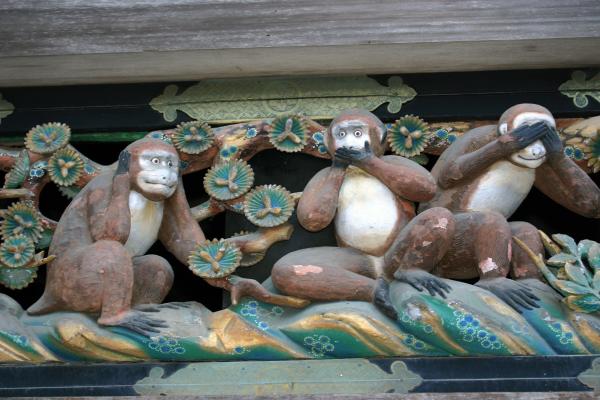 日光東照宮の「神厩舎」三猿浮き彫り像