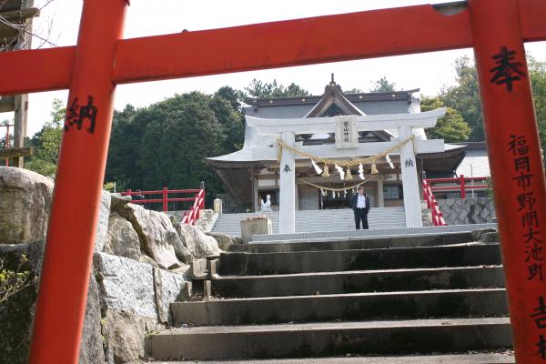 鏡山神社の鳥居と拝殿