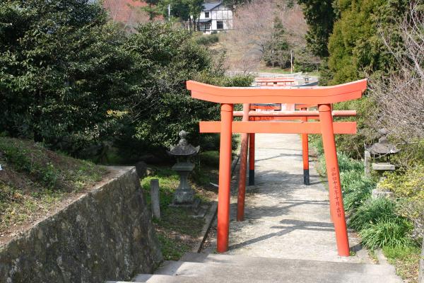 鏡山神社の参道と並ぶ鳥居