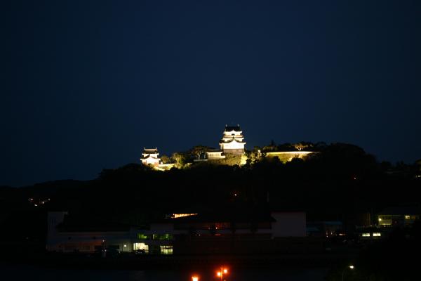 ライトアップされた夜の「平戸城」