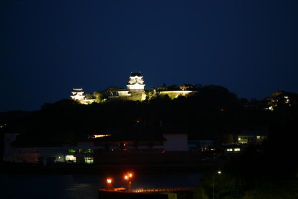 ライトアップされた夜の「平戸城」