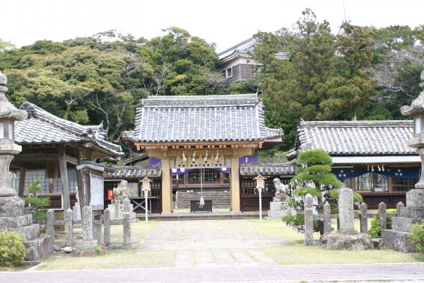 平戸、亀岡神社の神門と回廊
