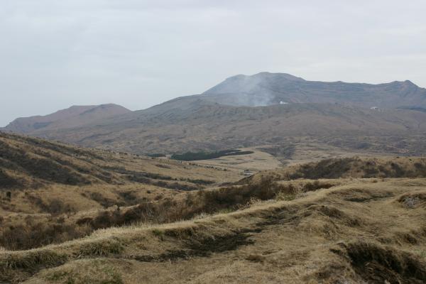 阿蘇の草千里から見る中岳の噴煙