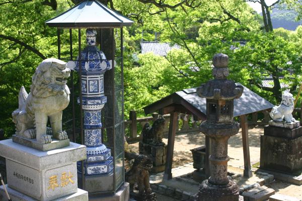 有田「陶山神社」の陶器性灯籠