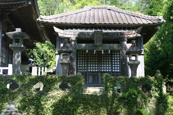 有田「陶山神社」横の神社