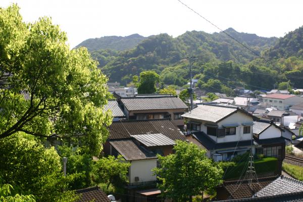 山あいにある有田の町
