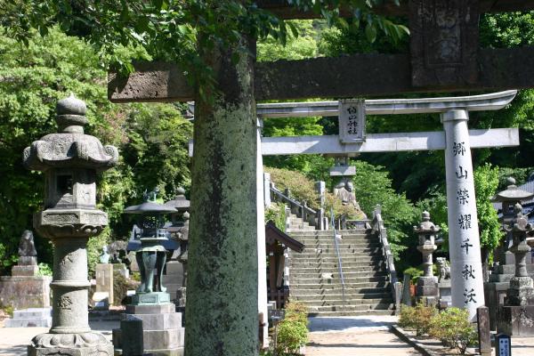有田「陶山神社」の鳥居と参道