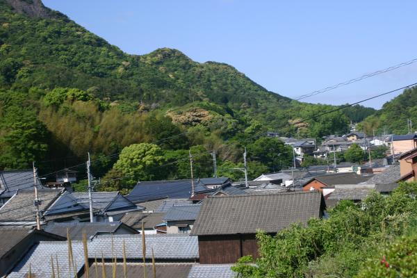 山あいの陶磁器の町、有田の家並み
