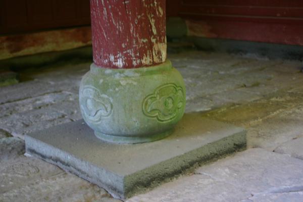「多久聖廟」の中国風の隅柱と丸い礎石