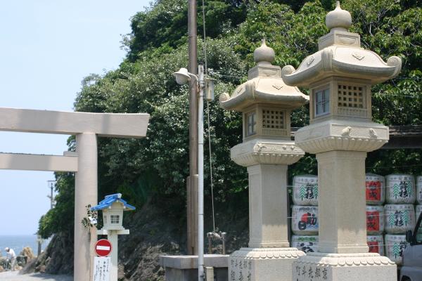 伊勢、二見興玉神社の鳥居と灯籠/癒し憩い画像データベース