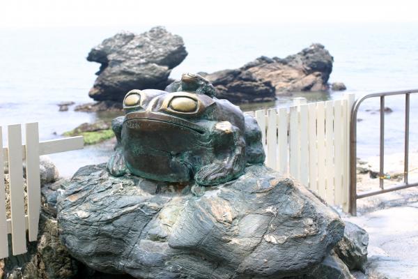 伊勢、二見興玉神社の蛙像/癒し憩い画像データベース