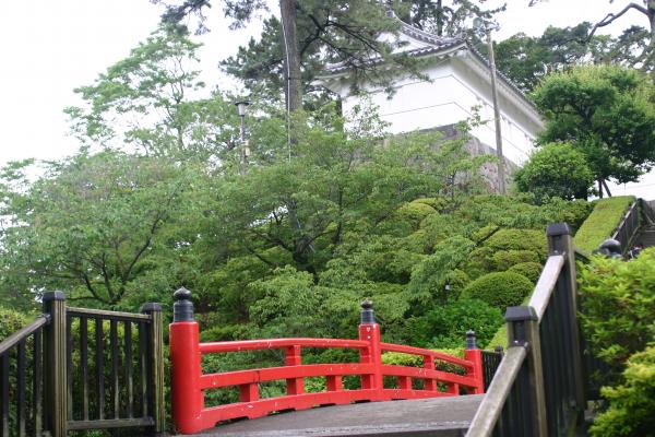 小田原城址の朱色の橋と櫓