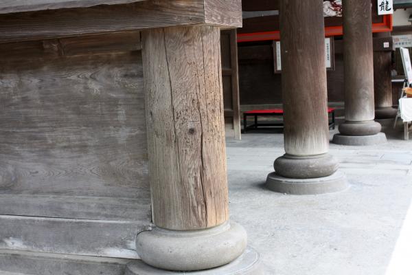 阿蘇神社の楼門柱