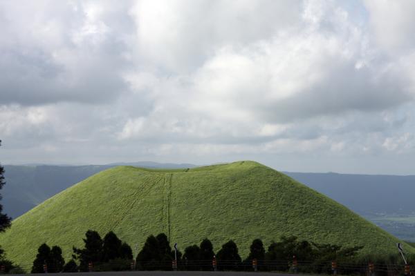 緑の夏草に覆われた阿蘇の小火山「米塚」