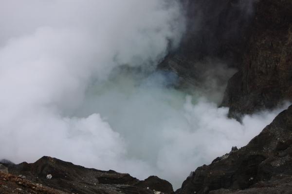 阿蘇中岳の噴火口と白煙