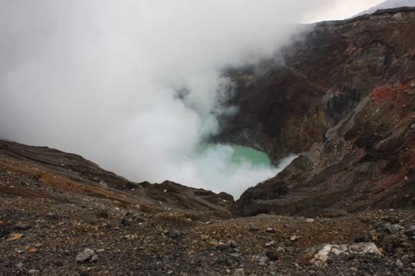 阿蘇「中岳の火口湖と噴気」