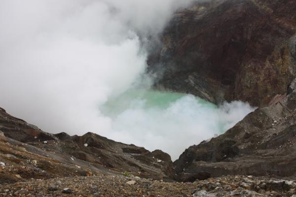 阿蘇中岳の緑の火口湖と白煙