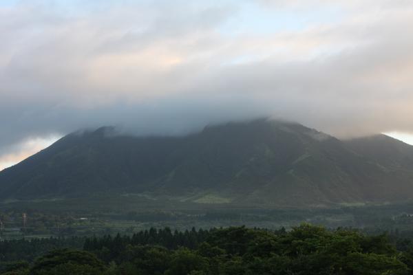 朝雲に覆われた根子岳