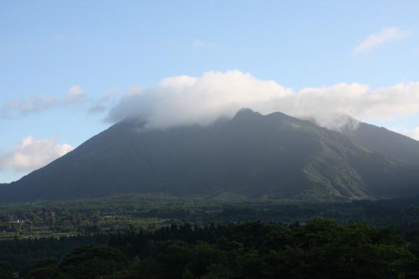 山頂が朝雲に覆われた阿蘇・根子岳