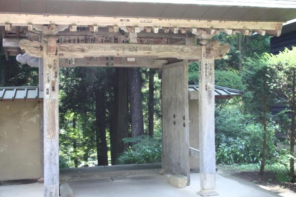 信州安楽寺の山門