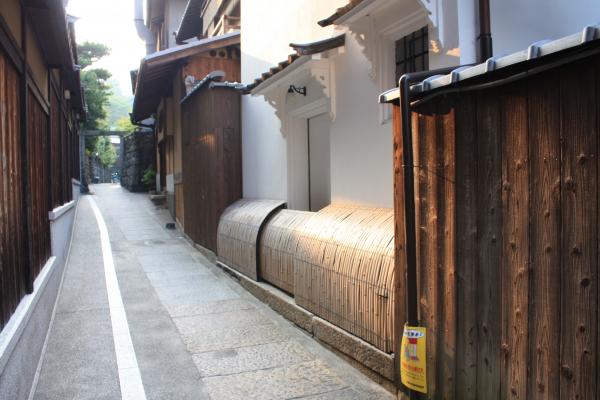竹犬矢来と板塀の石塀小路/癒し憩い画像データベース