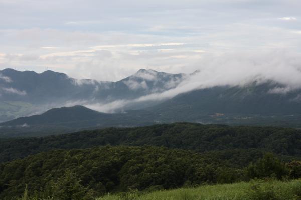 鬼女台展望台から見た中国山脈の山並みと雲