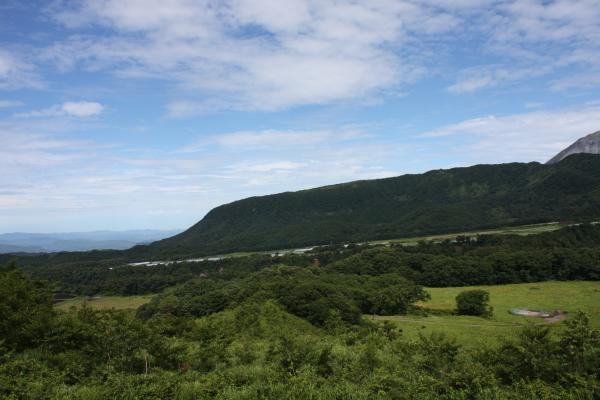 鬼女台展望台から見た城山と高原風景