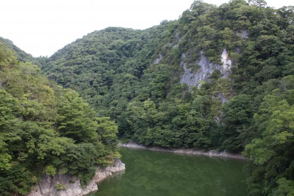 帝釈峡の「神龍湖」と岩壁